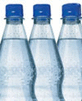 Wasser in den Plastikflaschen
