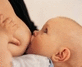 Eine Frau stillt ihr Kleinkind