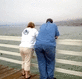Ein bergewichtiges Paar am Ufer