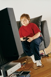 Übergewichtiger Jugendlicher beim Fernsehen