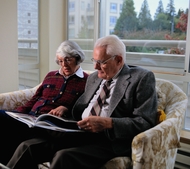 Ältere Frau und Mann beim Lesen