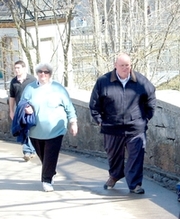 Übergewichtige Frau und Mann beim Gehen