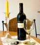 Weinflasche und Weinglas auf dem Tisch
